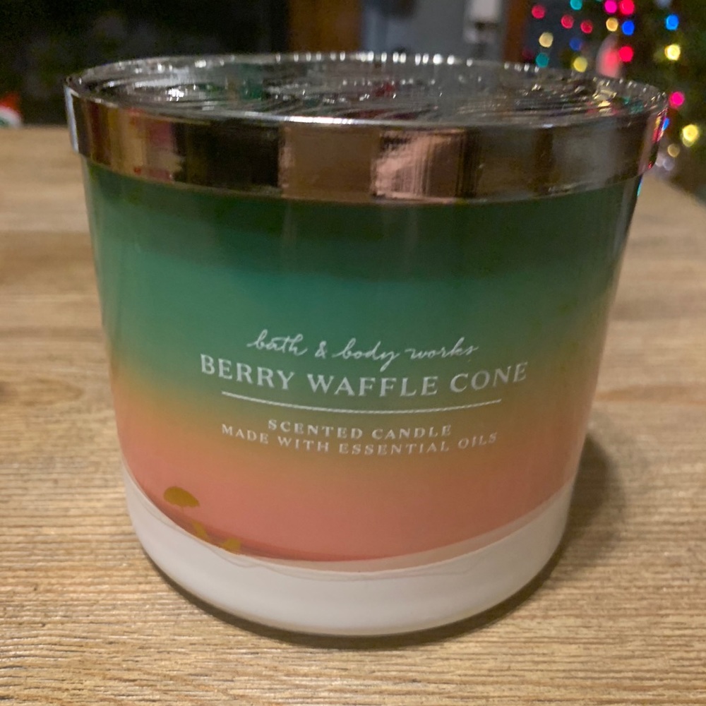 Bath & body works berry waffle cone 3 wick candle